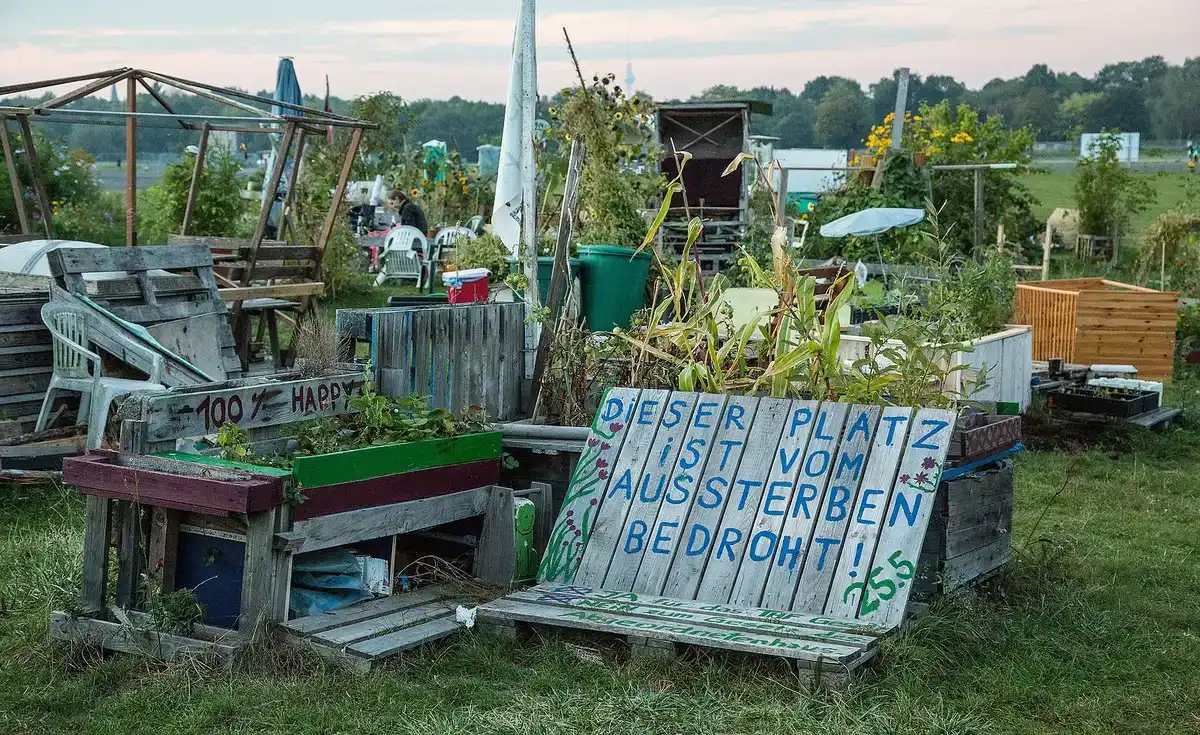 Hof nach der Umwandlung: üppige Beete und Sitzplätze